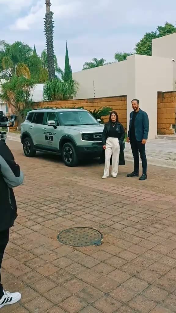 Grabación del spot navideño de JETOUR con Bernardo Tanus y Sofía Nava